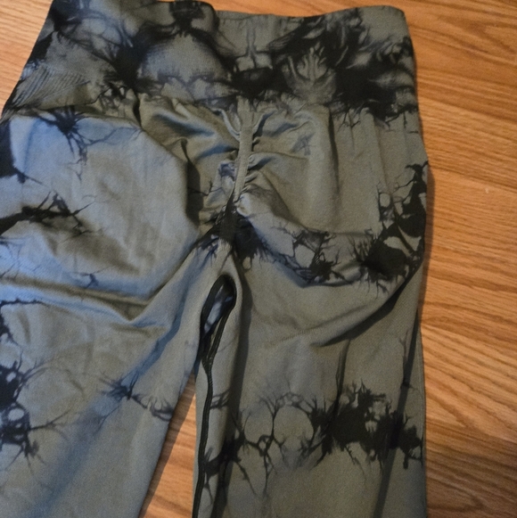 Black and Gray Tie-Dye Ribbed Leggings - Picture 2 of 5